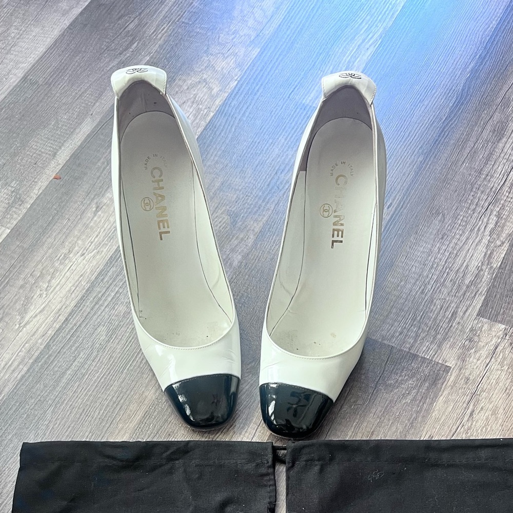 Vintage Chanel pumps Elegant White and Black Women's Heels EUC Womens 8 - Picture 3 of 11